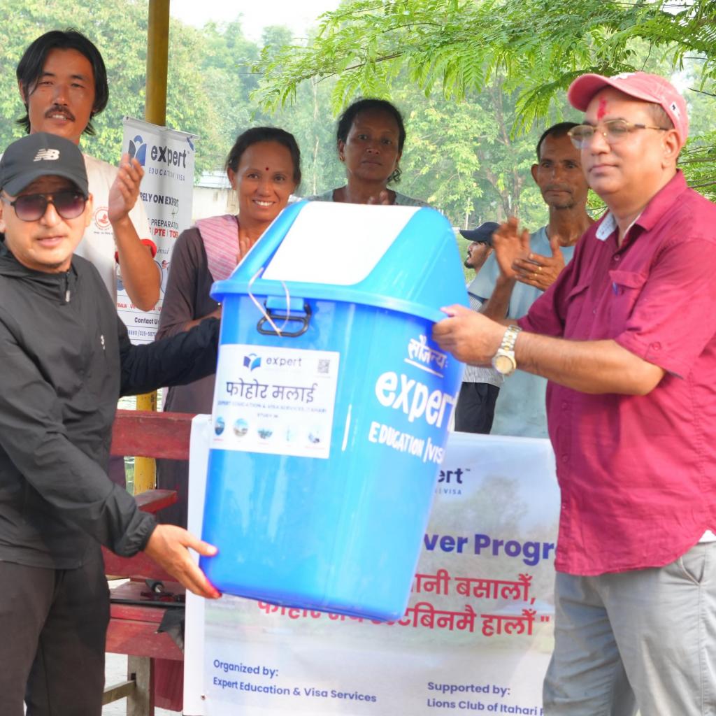  एक्सपोट एजुकेसन तथा भिषा सर्भिसले संखरवेली सामुदायिक वन उपभोक्ता समितिलाई १० थान डस्टबिन हस्तान्तरण