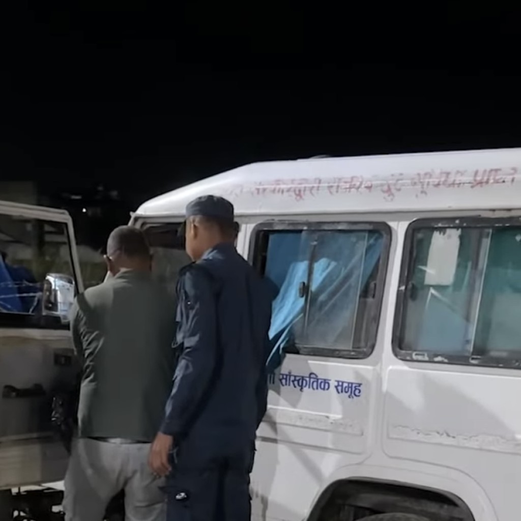 प्रहरीलाई छल्न खोजेको एम्बुलेन्सबाट ४५० किलो गाँजा बरामद प्रहरीलाई छल्न खोजेको एम्बुलेन्सबाट ४५० किलो गाँजा बरामद